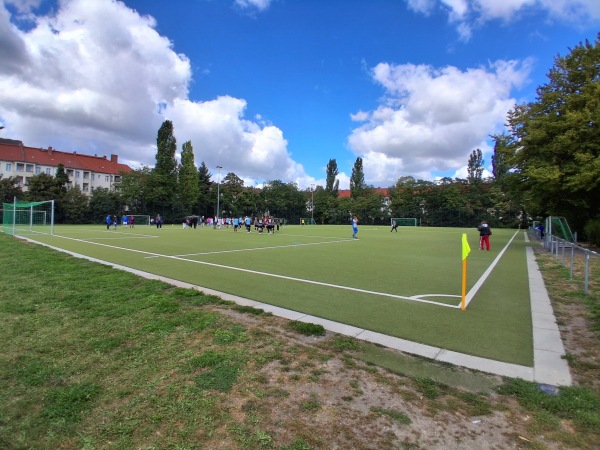 Friedrich-Ebert-Stadion Nebenplatz 2 - Berlin-Tempelhof