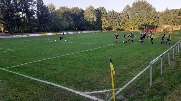 Lotti's Senke Sportplatz - Mittelstenahe