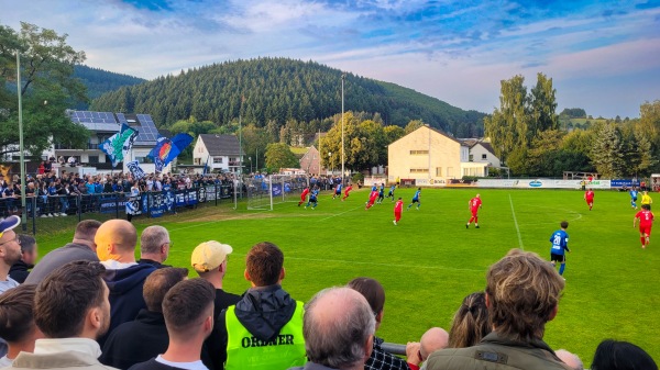 Sportplatz im Dorf - Wallenborn/Eifel