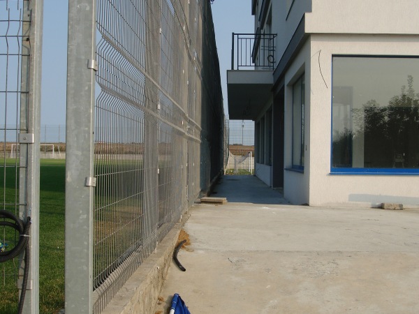 Tsentŭr za obuchenie Gnezdo, pŭlno s akuli - Burgas, OT Sarafovo