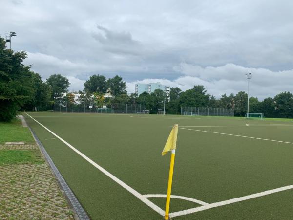 Bezirkssportanlage Am Harthof Platz 2 - München-Am Hart