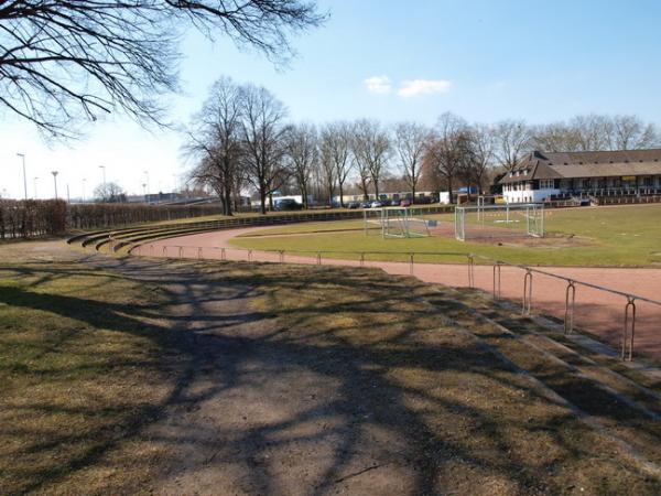 Edelstahlkampfbahn der Bezirkssportanlage Stahldorf - Krefeld-Stahldorf