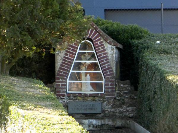 Kapelle für verstorbene Mitglieder und Bergleute (im Stadion, auf der linken Seite des Stehwalles)