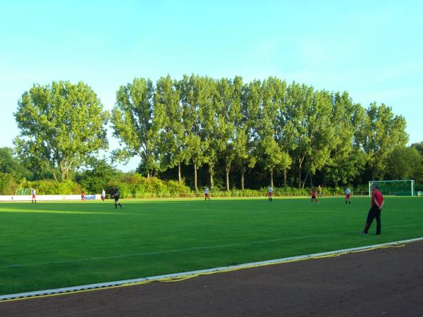 Sportplatz auf der Insel - Frankfurt/Main-Nieder-Erlenbach