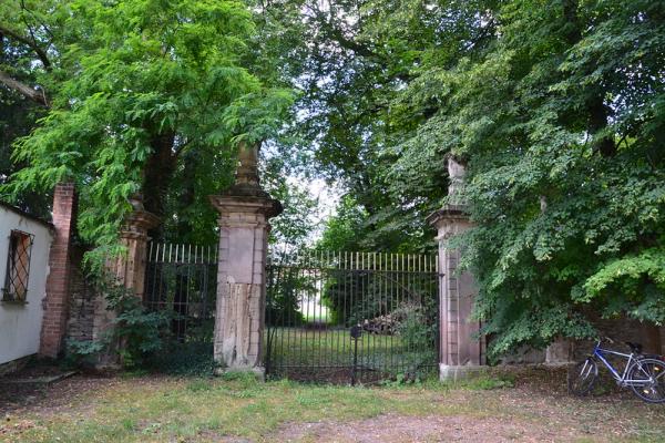 Durchgang vom Sportplatz zum Schloss (Platz liegt im Schlosspark von Biendorf)
