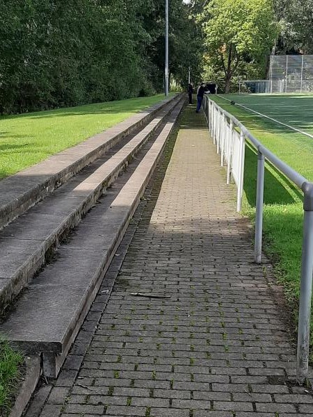 Kunstrasen hinter der Tribüne - Herford