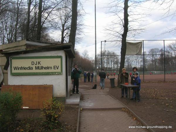 Sportplatz Piccoloministraße - Köln-Mülheim