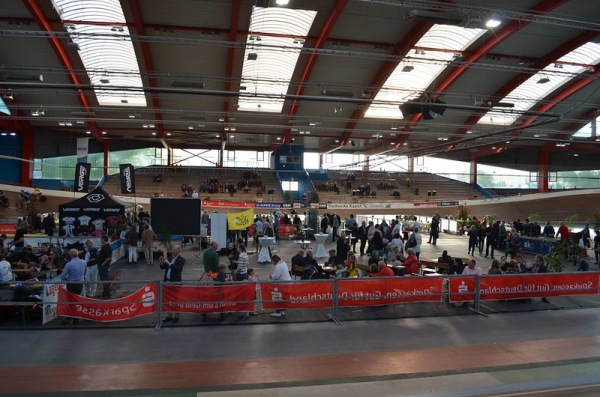 Die Spielfläche für Handball u.a. ist auf diesem Foto von einem Bahnradwettkampf abgedeckt und mit VIP-Tischen u.a. zugestellt
