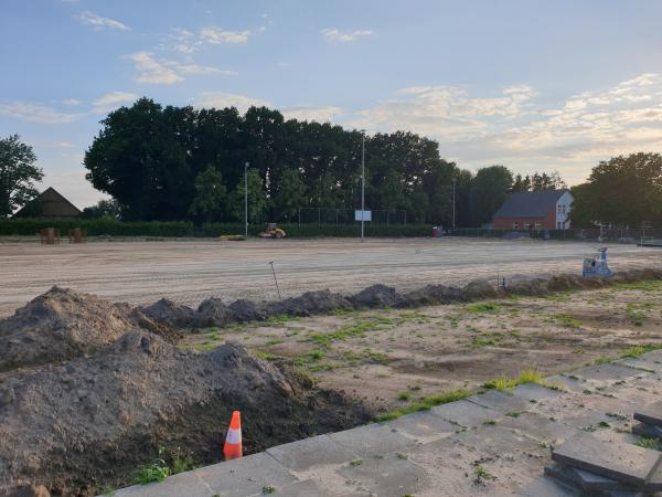 Kunstrasenplatz und kleine Trainingsfläche