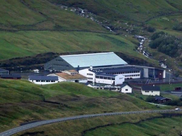 Blick vom Oyggjarvegur auf die Halle und den Ort