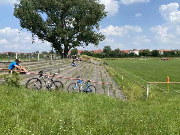 Der Teil der Tribüne mit den Sitzschalen wurde abgerissen