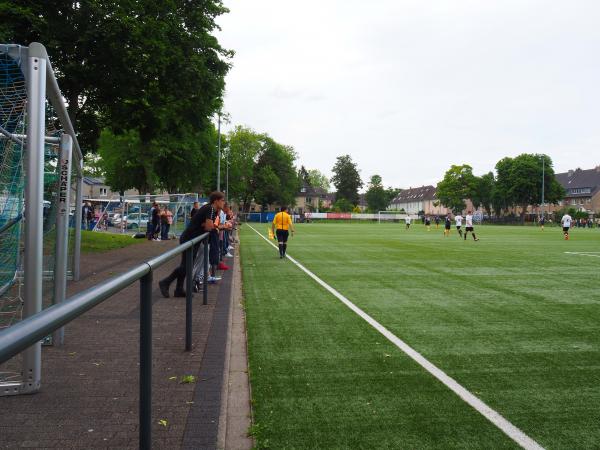 Sportplatz Roßbachstraße - Düsseldorf-Eller