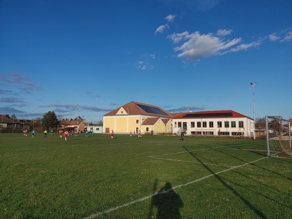Schulsportplatz Enzersfeld - Enzersfeld im Weinviertel
