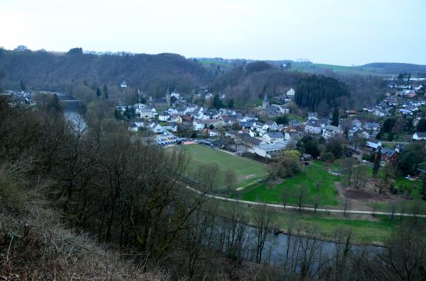Blick auf den Platz vom Aussichtspunkt Talblick