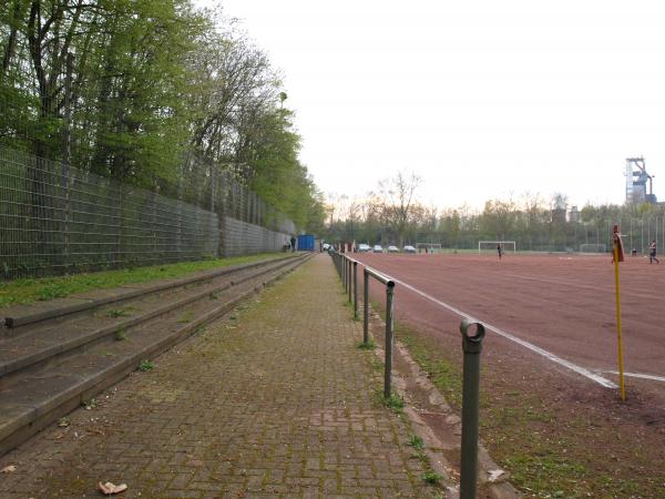 Sportplatz Am Beeckbach - Duisburg-Bruckhausen