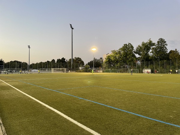 Stadion am Brentanobad Nebenplatz 2 - Frankfurt/Main-Rödelheim