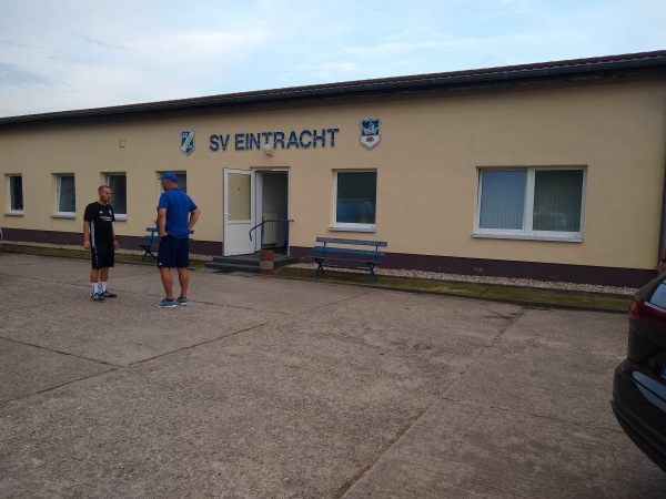 Sportplatz an der B80 - Seegebiet Mansfelder Land-Lüttchendorf