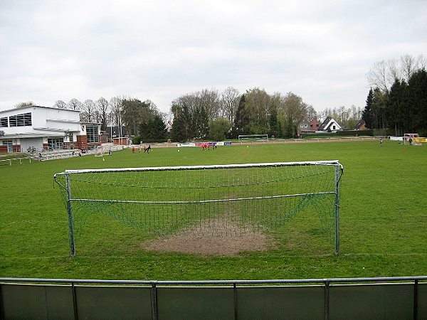 Waldstadion an der Schule - Klein Nordende