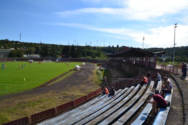 Haupttribüne bis auf Überdachung und Sprecherturm abgerissen