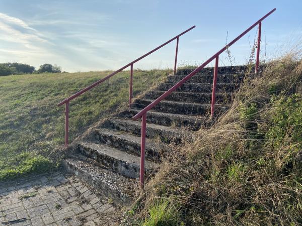 Karl-Kleine-Stadion am Hüsterner Berg Nebenplatz - Ense-Höingen