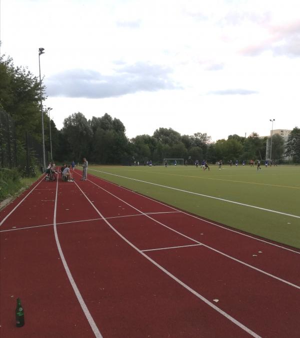 Sportplatz Ernst-Busch-Straße - Berlin-Buch