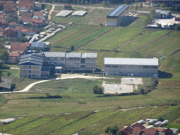 Aufnahme der Halle mit der Schule von der Burg Prilep aus
