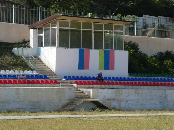 Die dagestanische und die russische Flagge am Sprecherturm