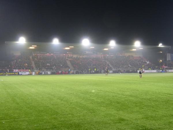 Haupttribüne unter Flutlicht Haupttribüne unter Flutlicht