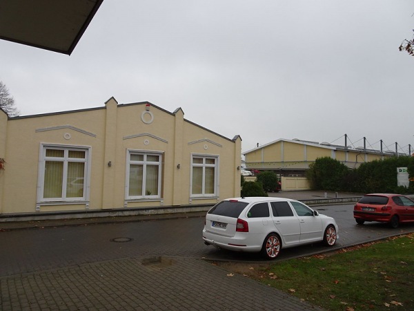 Nebengebäude des Schlosses links, Sporthalle rechts