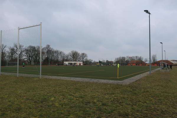 Sportplatz an der Nashorn-Grundschule - Oberkrämer-Vehlefanz