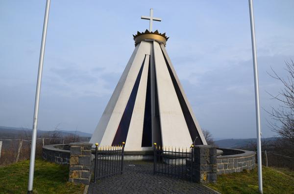 Die Schutzmantelkapelle oberhalb des Platzes