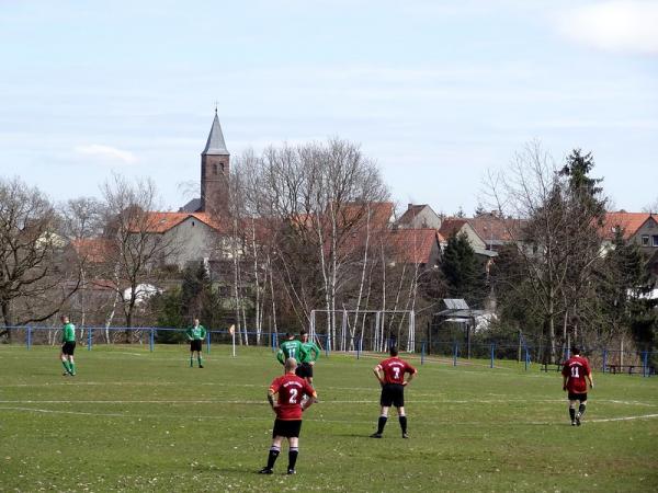 Blick vom Platz auf den Kirchturm