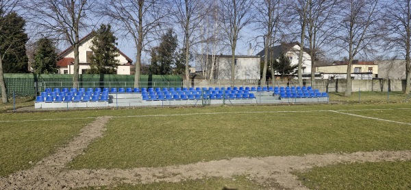 Stadion w Starych Oborzyskach obok - Stare Oborzyska
