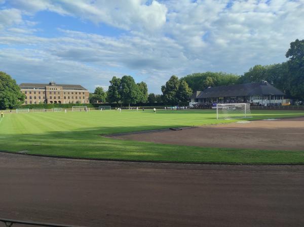 Edelstahlkampfbahn der Bezirkssportanlage Stahldorf - Krefeld-Stahldorf