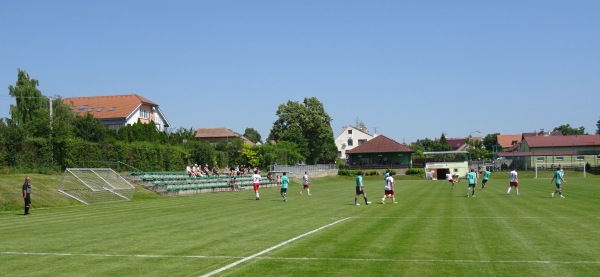 Fotbalové hřiště Mėnin - Měnin