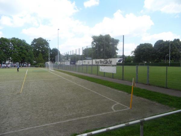 Kunstrasen hinter der Tribüne - Herford