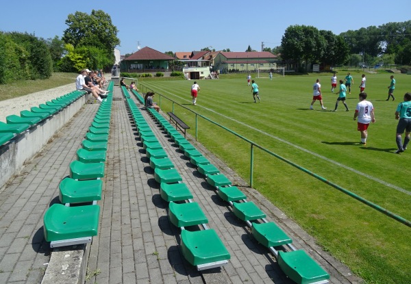 Fotbalové hřiště Mėnin - Měnin