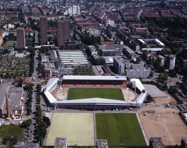 Platz im Vordergrund in der Mitte