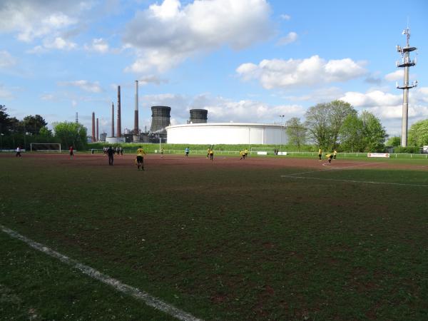 Sportplatz an der Shell-Raffinerie - Köln-Godorf