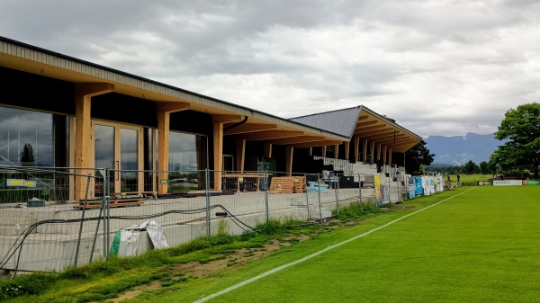 Neues Funktionsgebäude mit Tribüne (im Bau)