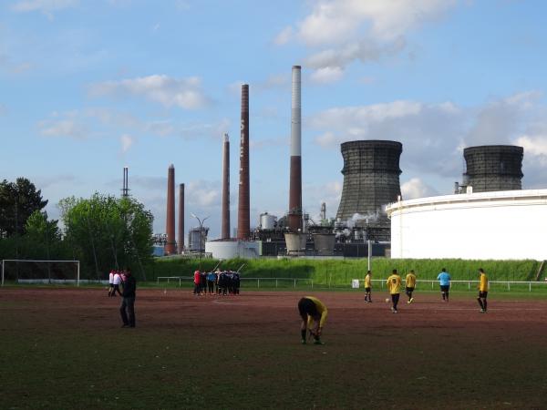 Sportplatz an der Shell-Raffinerie - Köln-Godorf