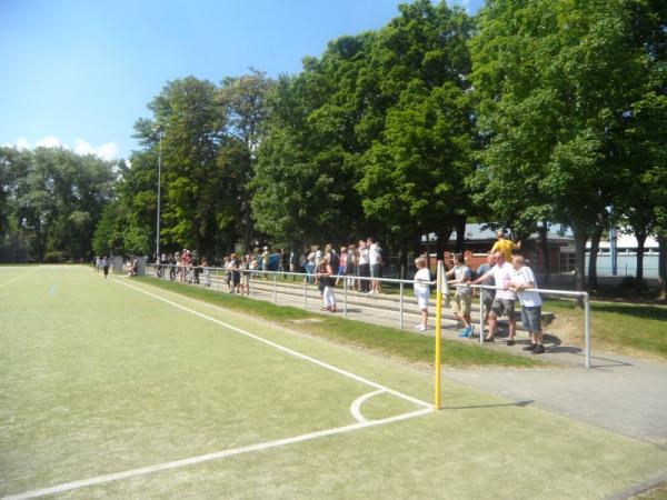 Kunstrasen hinter der Tribüne - Herford