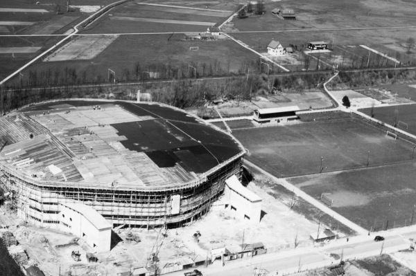 Stadion rechts im Bild