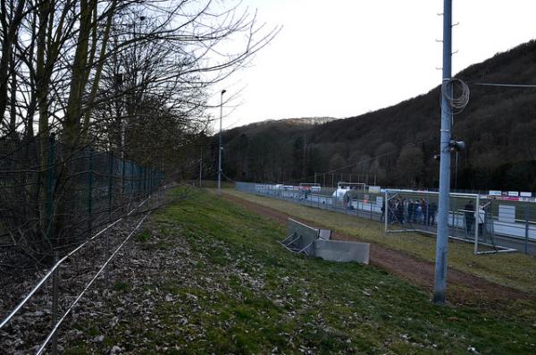 Graswall war vor dem Umbau zum KR noch Zuschauerbereich und nicht außerhalb vom Zaun