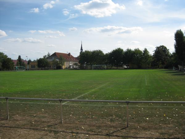 Sportplatz am Alten Kanal - Burg bei Magdeburg-Niegripp