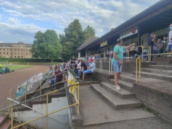 Edelstahlkampfbahn der Bezirkssportanlage Stahldorf - Krefeld-Stahldorf