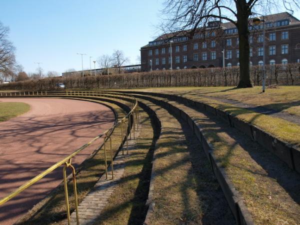 Edelstahlkampfbahn der Bezirkssportanlage Stahldorf - Krefeld-Stahldorf