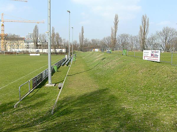 Alter Zustand (Naturrasen, ohne Tribüne)