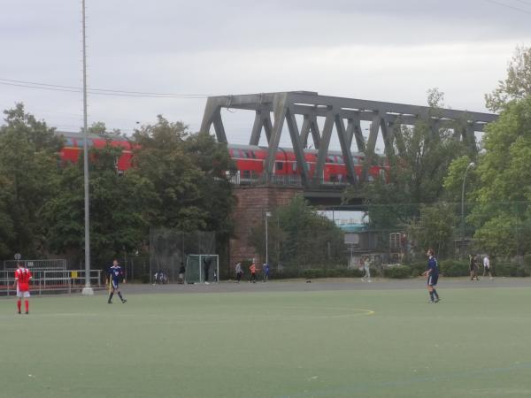 Sportplatz an der Kaiserbrücke - Wiesbaden-Amöneburg