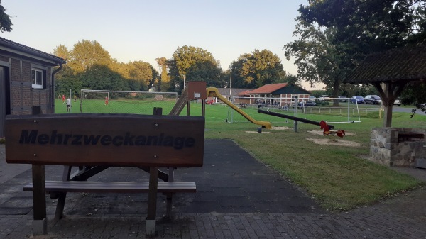 Lotti's Senke Sportplatz - Mittelstenahe